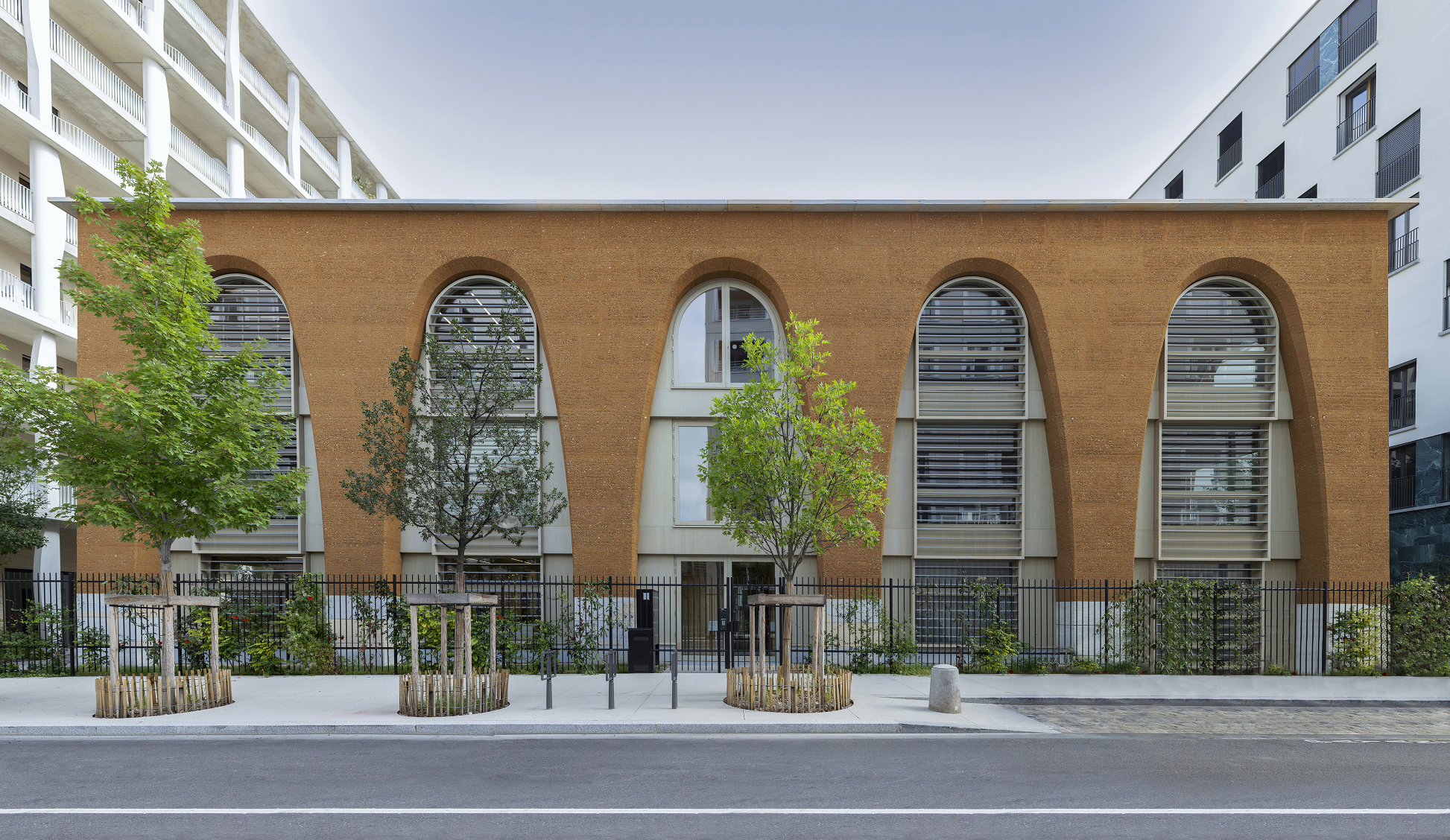 Bâtiment administratif construit en pisé et dalles bois dans le quartier de Confluence à Lyon